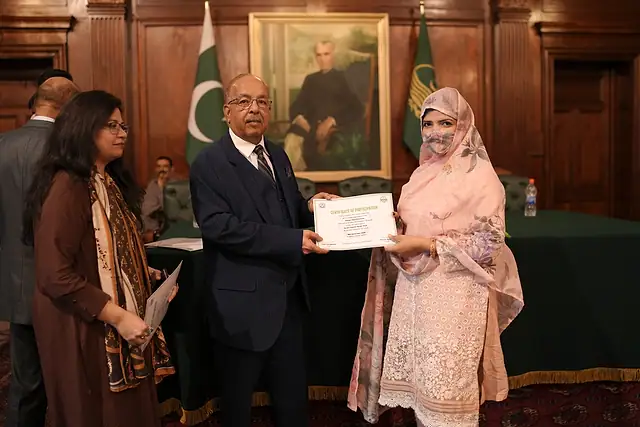 Major General Zawar Hussain Shah (Retd) presents a certificate to a student