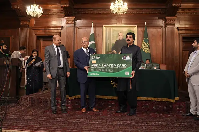 The Governor of Punjab and Major General Zawar Hussain Shah (Retd) unveil the NSDP Laptop Card on stage