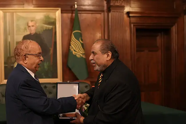 Major General Zawar Hussain Shah (Retd) presents a shield to Dr. Suhail Aftab Qureshi